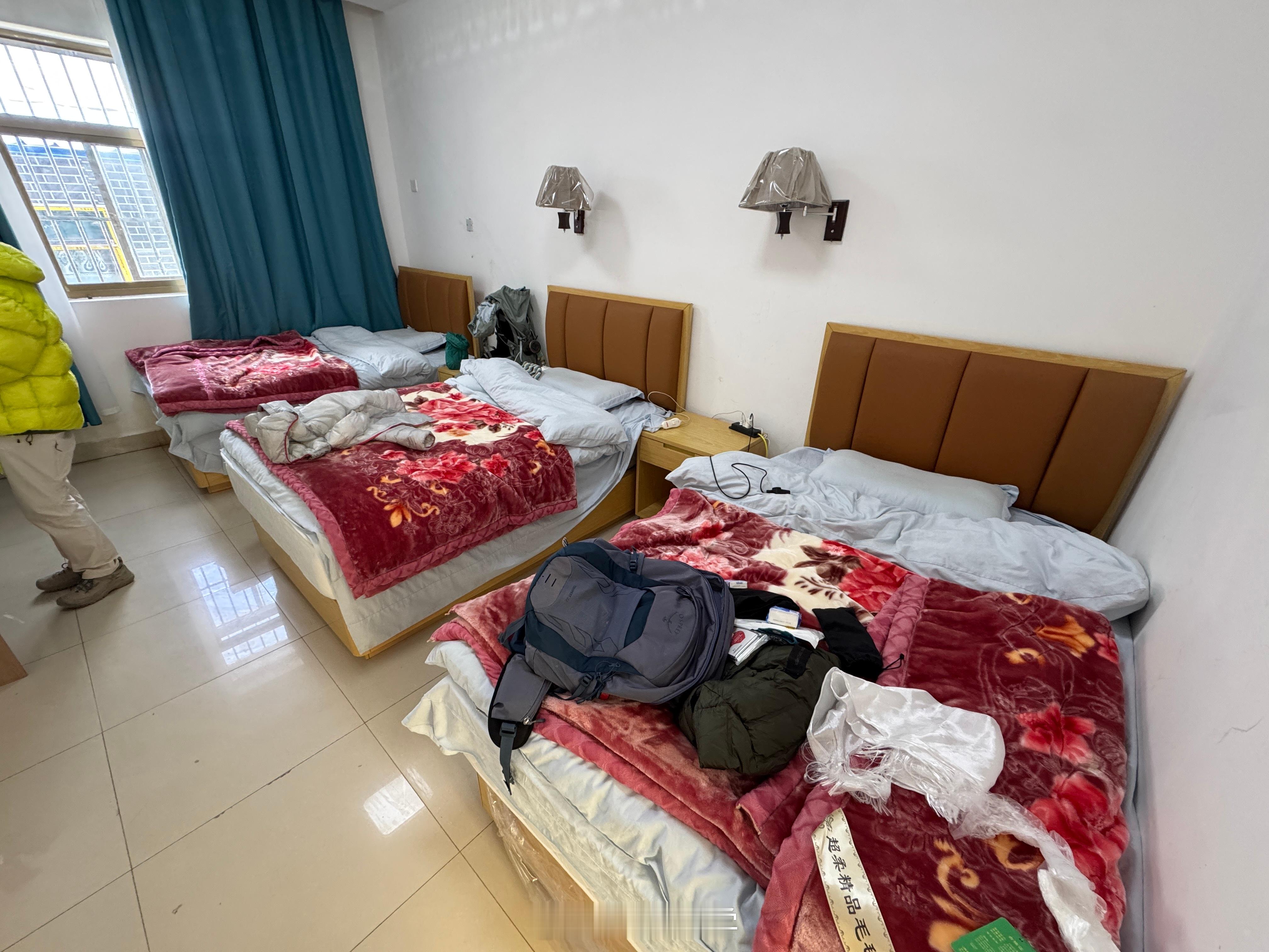 ✌️已抵达芝热寺附近住宿点，给大家看看住宿环境，300一个床位，这环境超出我的预