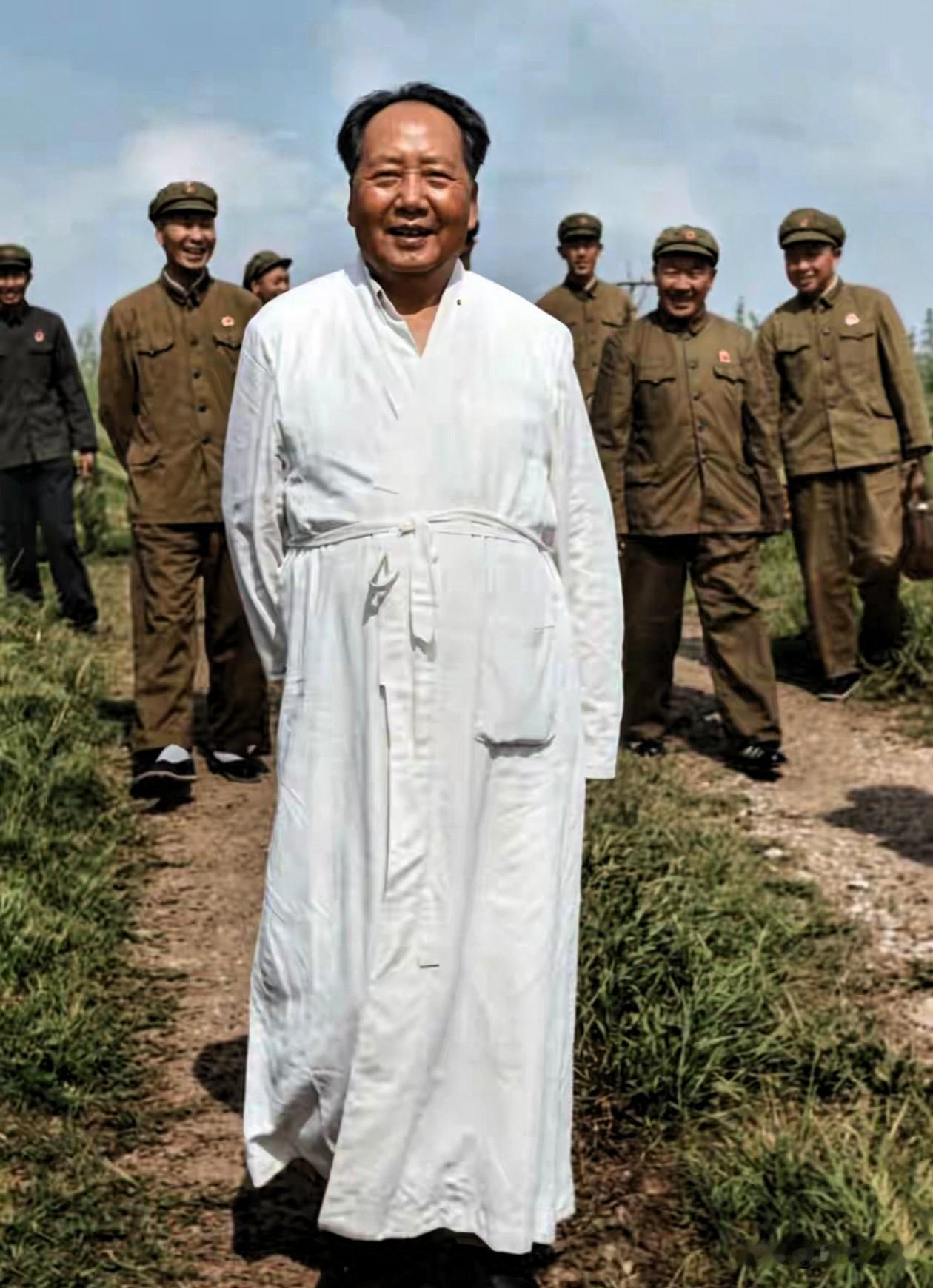 照片摄于1966年7月，73岁的毛主席在武汉完成最后一次畅游长江，闲暇于郊外土路