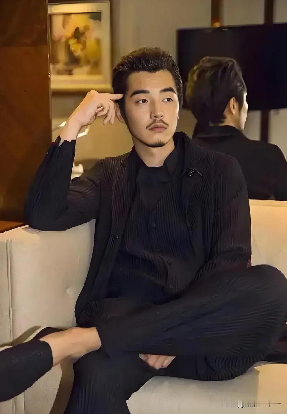 金世佳，

我发现他身上有一个玄学，

那就是无论他演正派还是反派只要演的不是主
