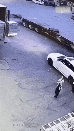 这个女子感觉特别自信，好像是个头头脑脑，叉车开过来的时候，她实际上已经看到了，可