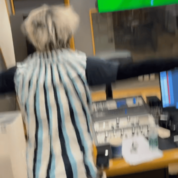 我会入手一些实用表情包 