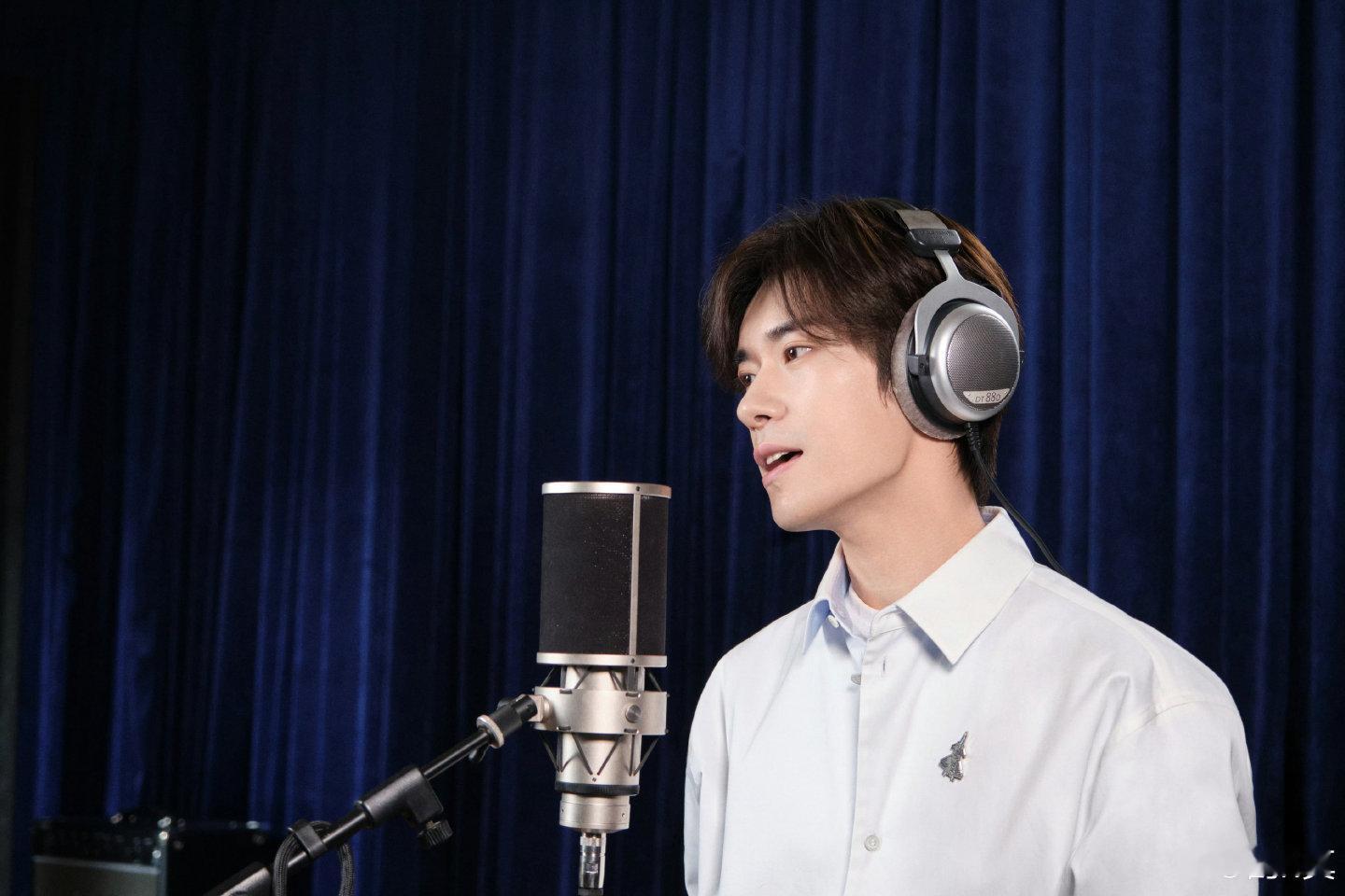 #易烊千玺[超话]#“当流星划过天际的那一刻，坠落的满天星光都不及你万分.”𝒲