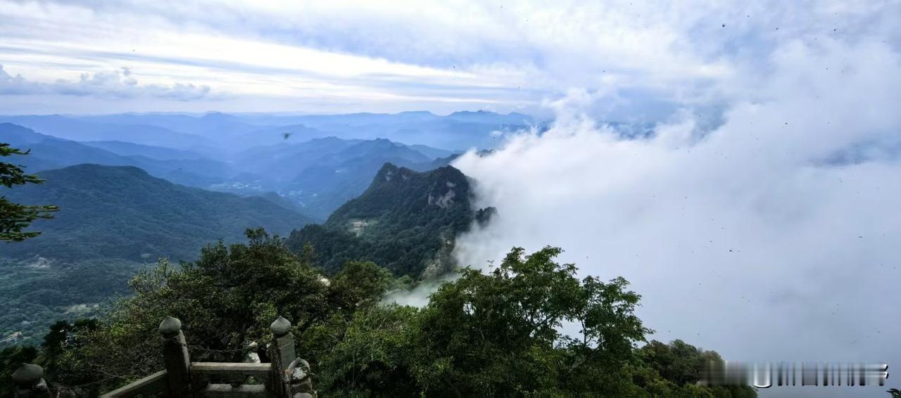 云海翻滚，山峦叠翠，大自然的鬼斧神工