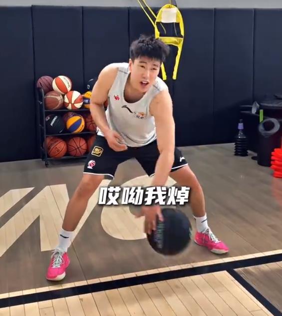 李虎翼控球训练累惨了！选择了重球控球训练，李虎翼都累虚脱了[笑哭]

李虎翼休赛