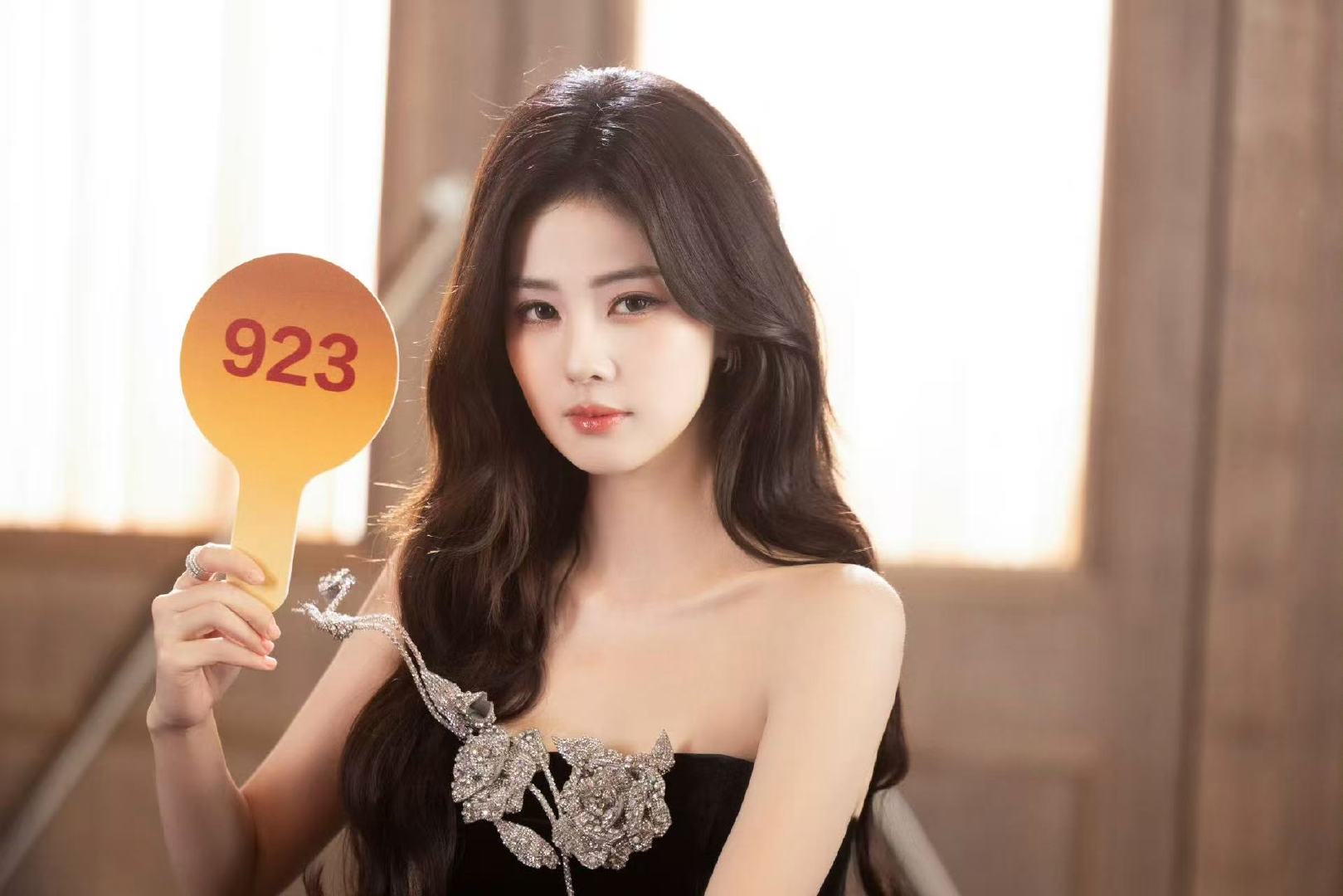 白鹿邀你共赴新年烟火夜白鹿邀你共赴新年烟火夜～ 