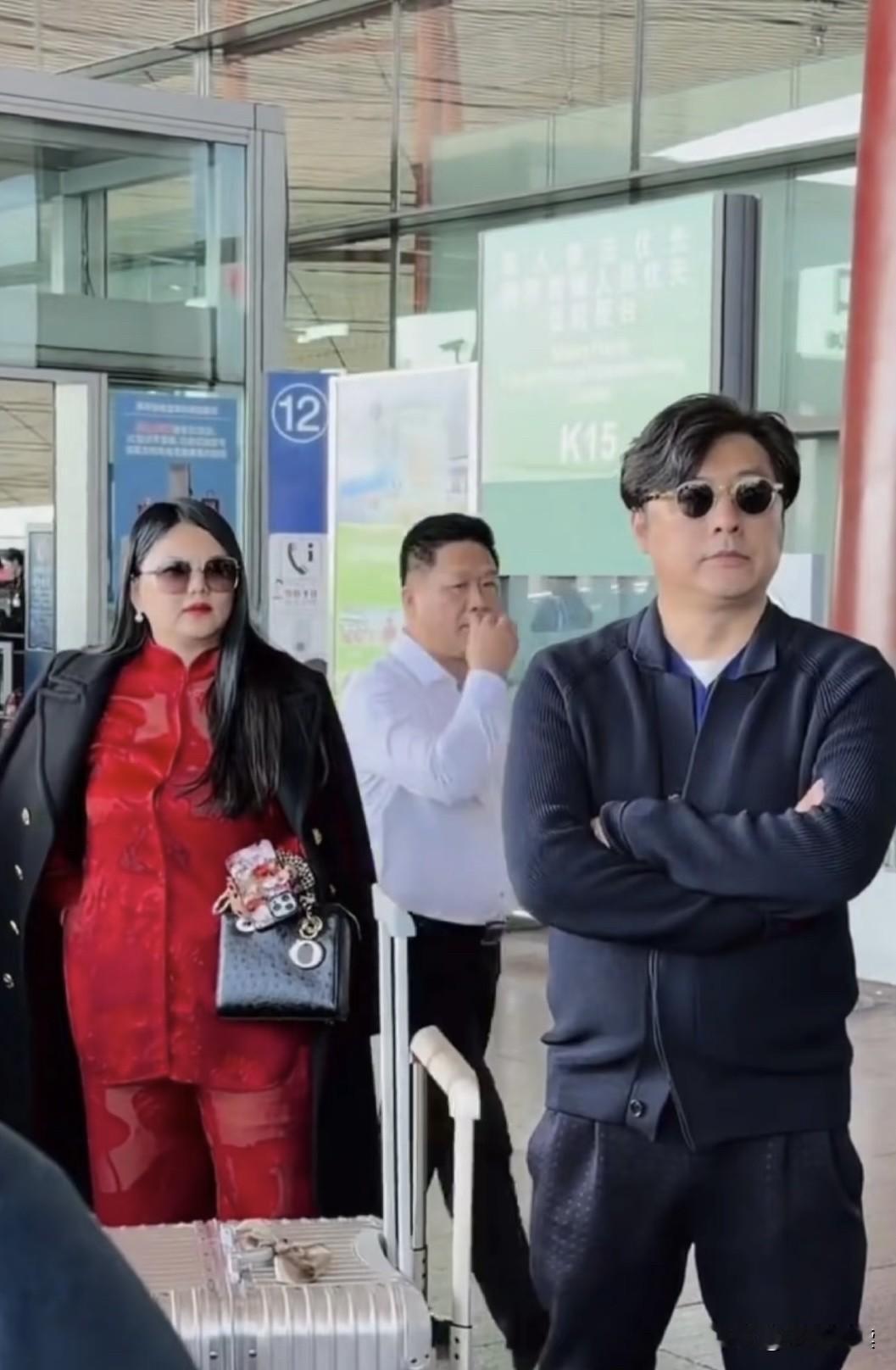 哈哈，王岳伦为什么要抱着双臂呢？是为了装酷显示自己牛叉，还是说增强自己的气势为了
