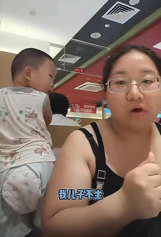 此女带食材进海底捞吃饭，觉得自己很伟大，还把自己的曝光了，占便宜没够