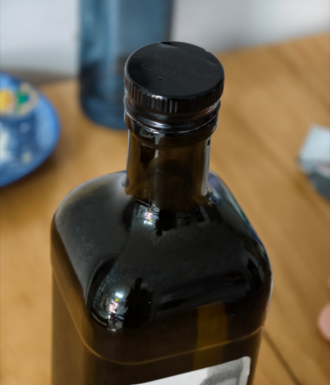 领导买的牛油果油，他家这个盖子工艺很差劲，总是不平整，不管是之前小瓶的，还是大瓶