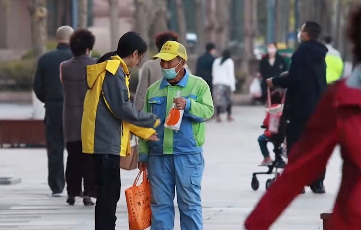 当环卫工人收到奶茶凌晨四五点，城市还在沉睡，是他们挥动扫帚，扫去夜色中的尘埃；酷