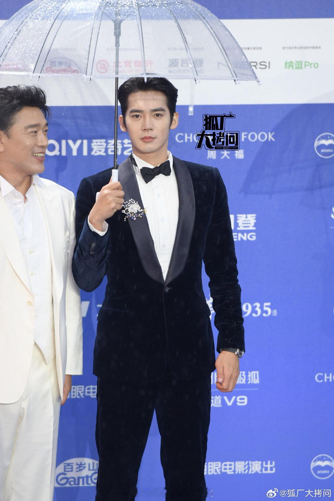 北影节开幕红毯生图小生同家媒体生图，今晚大家状态还不错：张若昀、檀健次、于适张晚