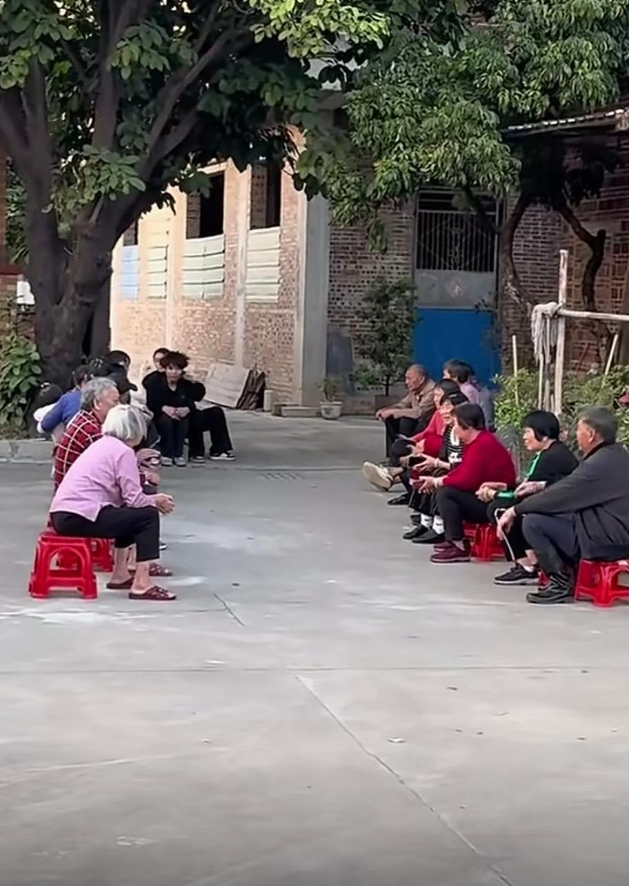 村口的大爷大妈们坐在路两旁，你是过还是不过？当你遇到这种情况该如何应对？

他们