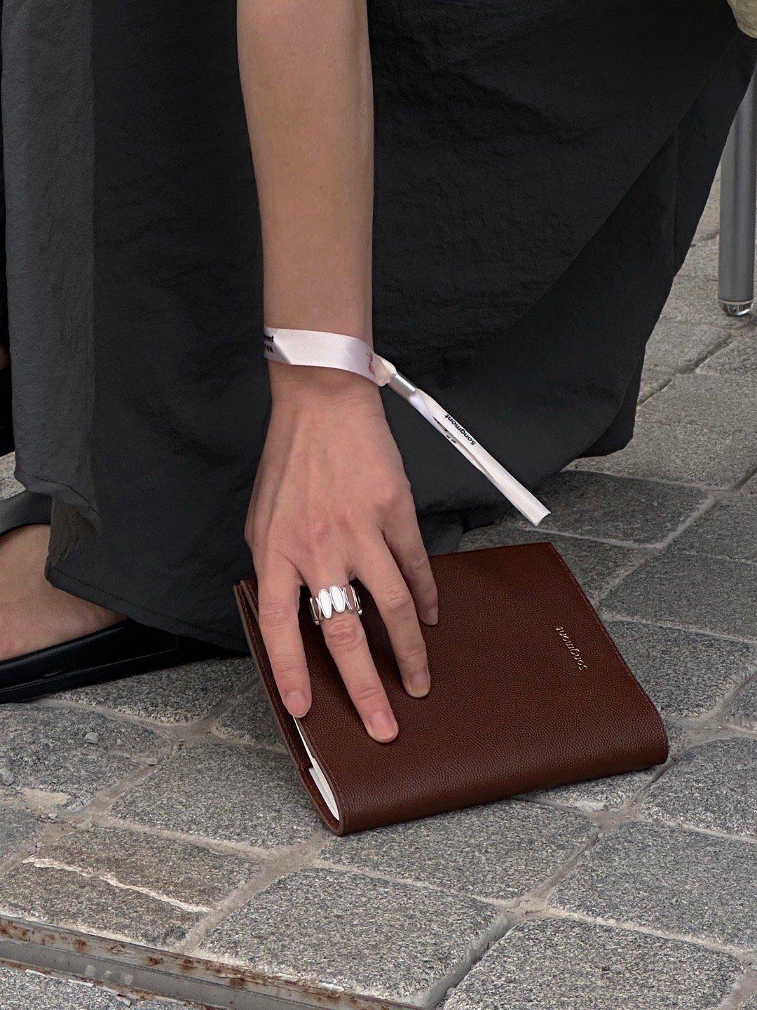 一个人活着其实仅仅是一个人的事，生活关照型的朋友可能了解我身上每个痣，不一定了解