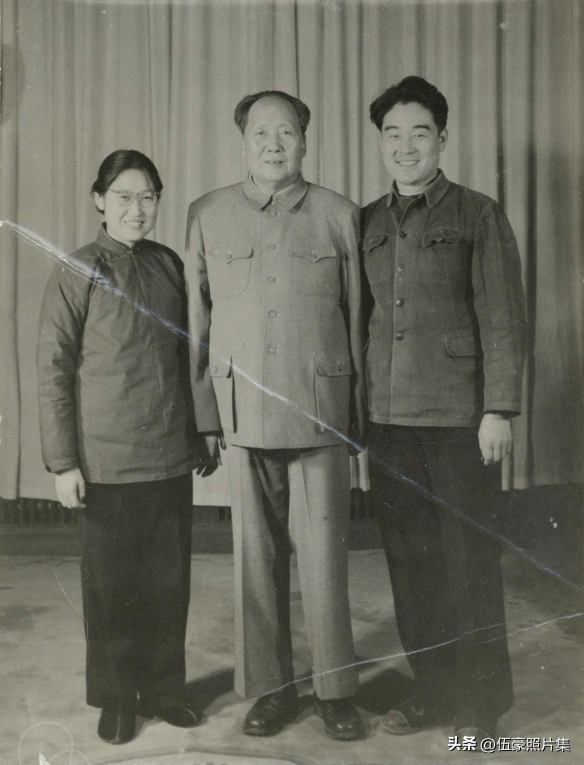 1963年，毛泽东主席与大女儿李敏、女婿孔令华合影的合影。照片里，李敏夫妇脸上洋