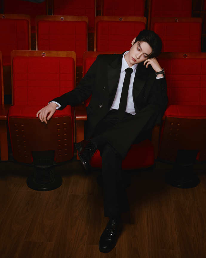 田栩宁黑西装红座椅大片 田栩宁邓丽君交响音乐汇造型大片黑西装自带高级感，衬得红座