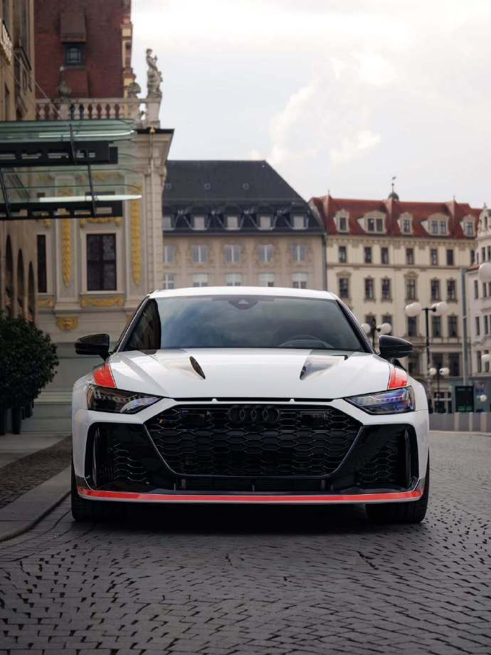 Audi RS6 GT，那简直是性能与颜值的完美结合！这货外观超酷炫，大尺寸进气