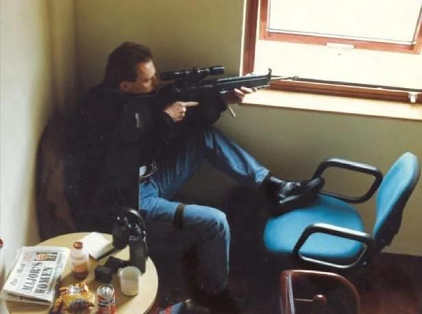 伦敦警察厅特警（兼作家）托尼·朗 (Tony Long) 俯瞰爱尔兰共和军的武器