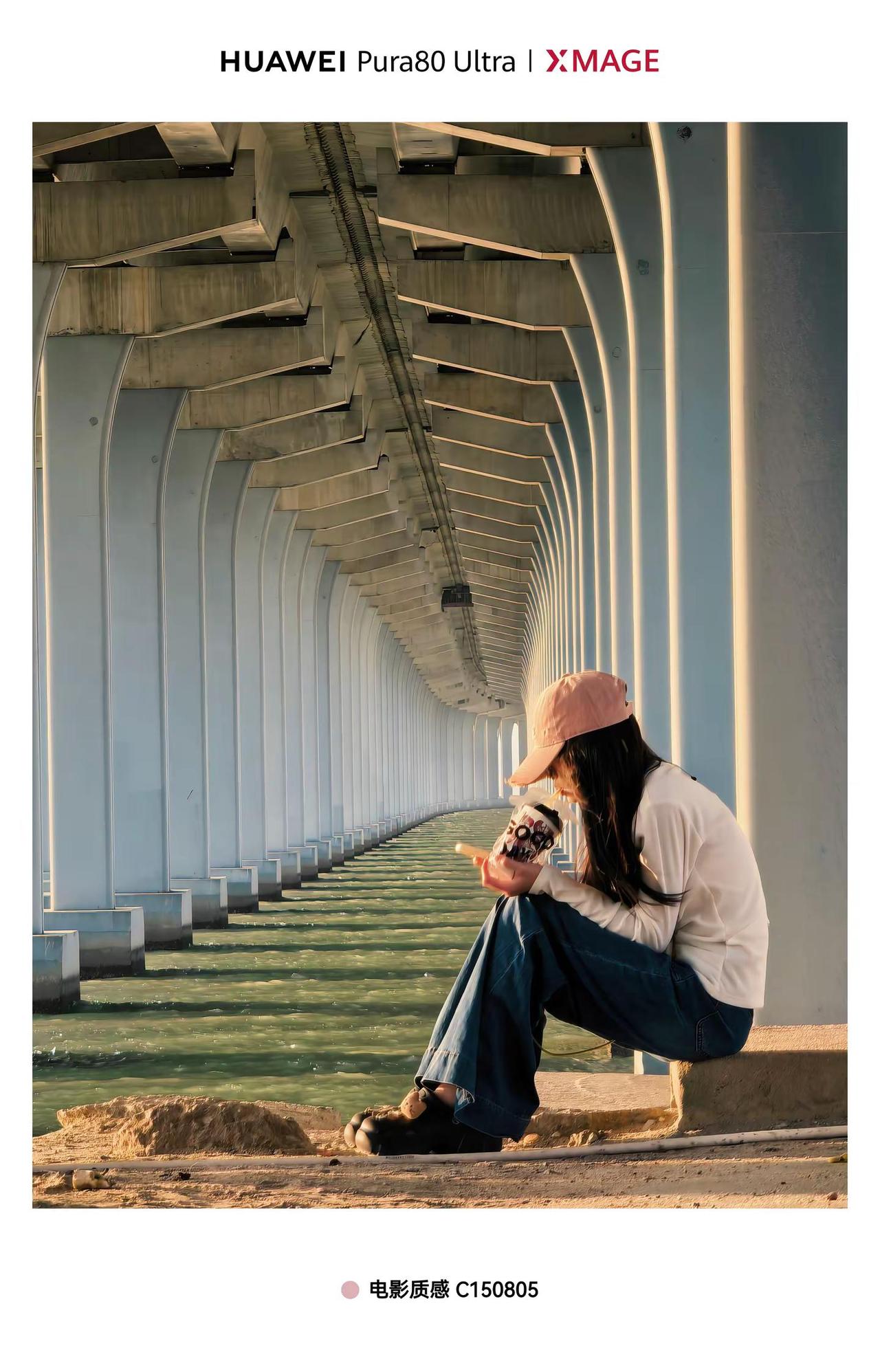 长焦定义大桥的美。在西湾红树林公园的大桥底下，坐着一个姑娘，享受的海边的景色，吹