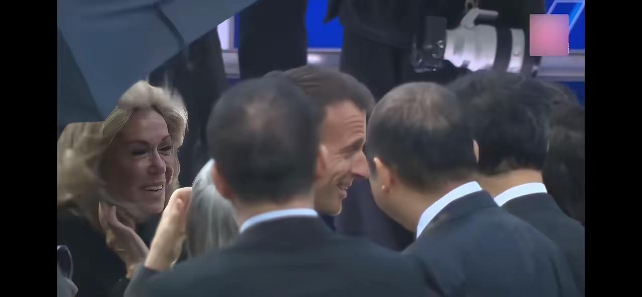 马克龙来了，在狂风暴雨中抵达日本。

搞笑的是，日本这个欢迎仪式，没有红毯，
没