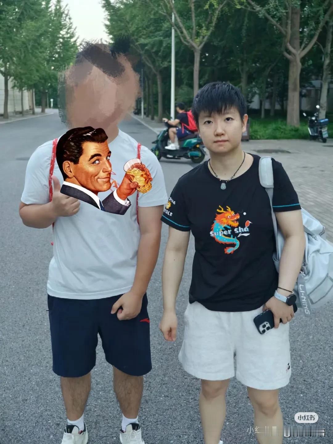 莎莎今天去上训了呢。
这个照片里，后面骑电动车的是翔哥，感觉好久不见翔哥了，美国