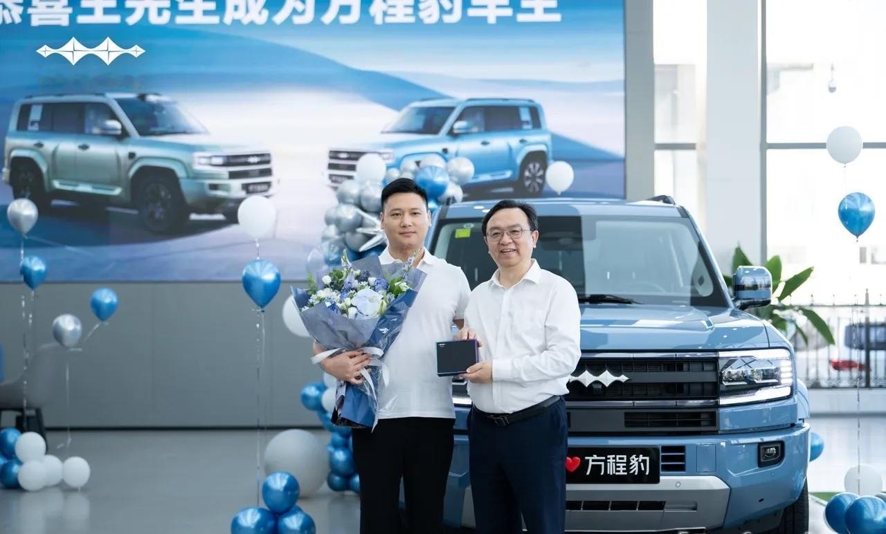 非常亲切的董事长，为用户交车