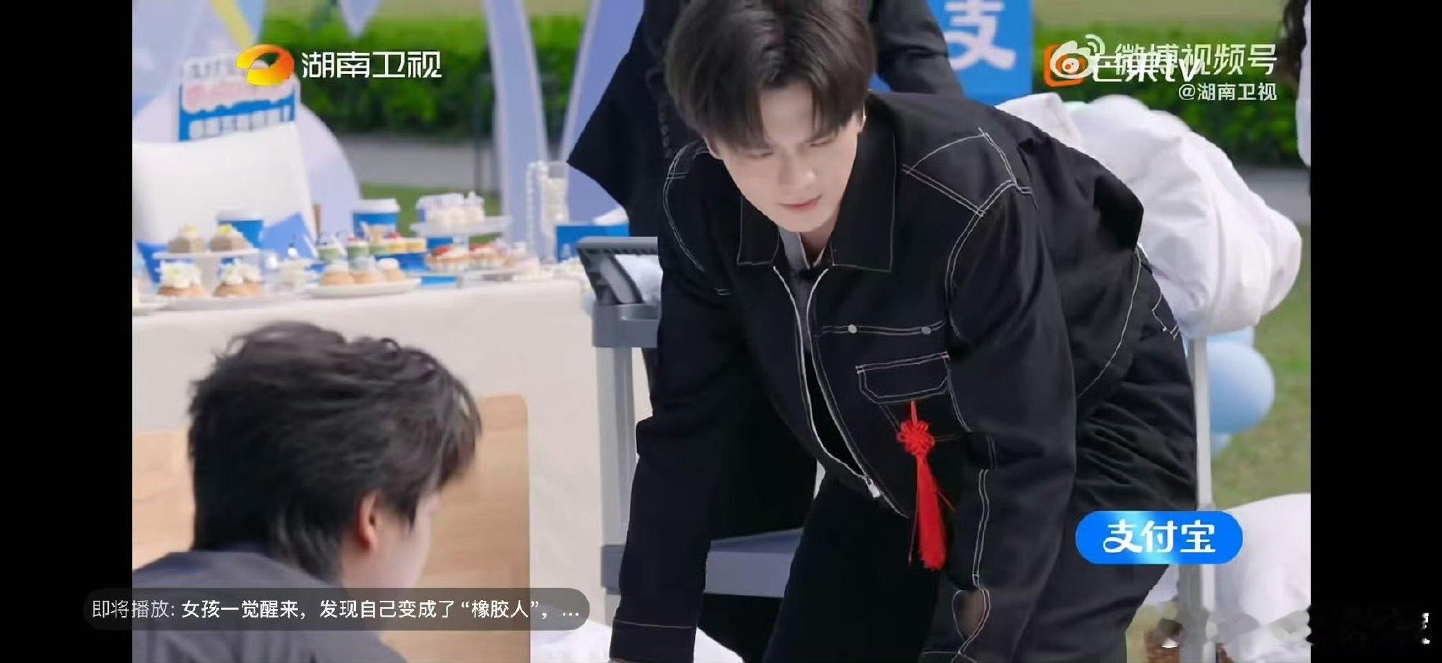 张宸逍张宸逍铺床强迫症犯了亲爱的客栈 铺床都这么帅，张宸逍真的自带温柔气质！ 