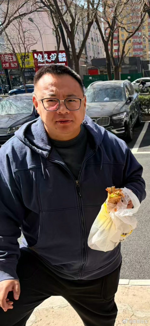 刚来康复中心做了筋膜刀脚通顺了吃个煎饼果子缓解下 