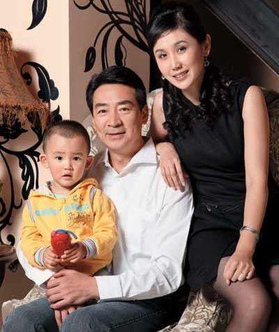 2003年，49岁的寇振海向演员李婷表白，没想到，李婷拒绝的说：寇老师，你比我大