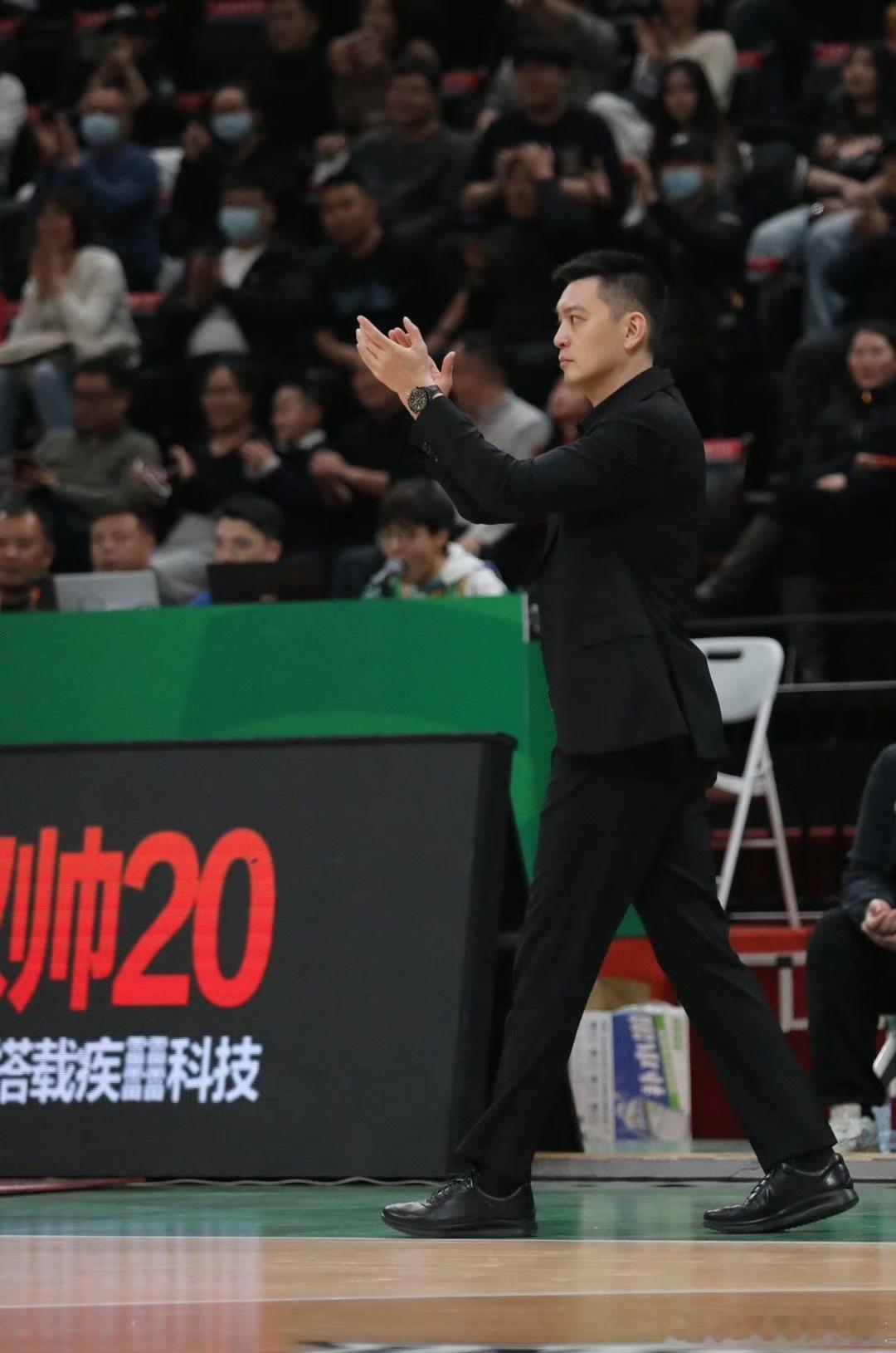 杨鸣指导表示：“北控有伤病困扰，联赛强度难有保障，是困难时期，不能拿这场比赛作为