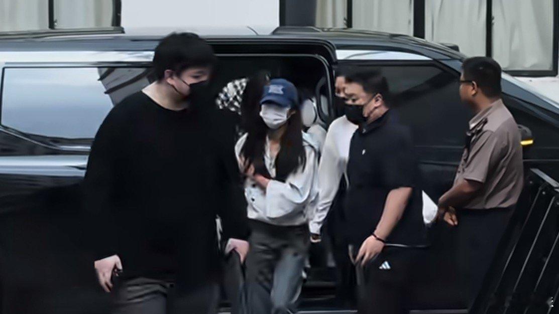 卢昱晓苏落薇拍完电影马上拍杂志拍商务，拍完马不停蹄进组围读， 卢昱晓  救场，也