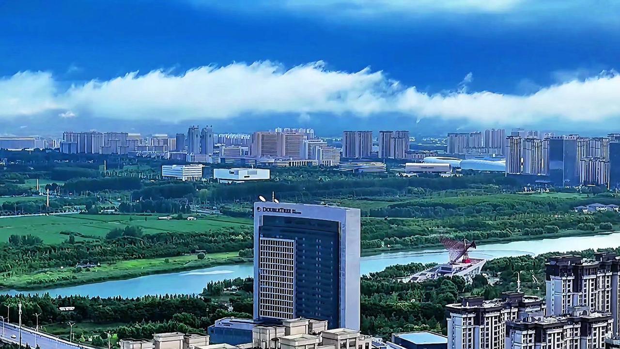 夏天的宿州像闯入了一幅水墨画！远山如黛，云雾在山间缠绕，旷野平原铺着层层绿野，每