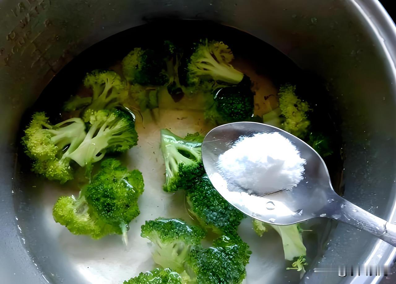 洗了半辈子菜才懂，盐水洗菜竟是错的，看完惊出一身冷汗
 
平时在家洗菜，我一直跟