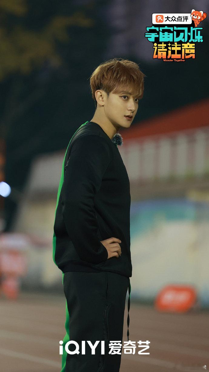 黄子韬一分钟连夸三次刘耀文黄子韬被刚睡醒的刘耀文惊艳，一分钟连夸三次！鸡窝头素颜