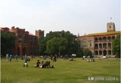 我认为是。高考是人生的一个转折点，那肯定是最重要的事。
别说什么“万般皆下品，惟