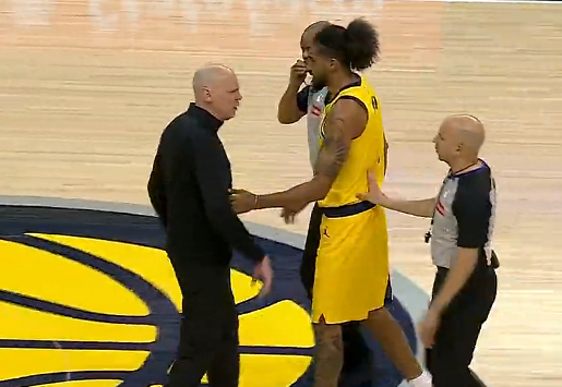 卡莱尔不满判罚追喷裁判被托平拉开，领到一次技术犯规