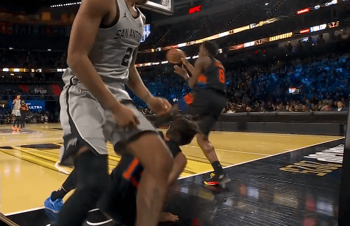 阿奴诺比抢下篮板拿到球权，回放显示阿奴诺比已经出界