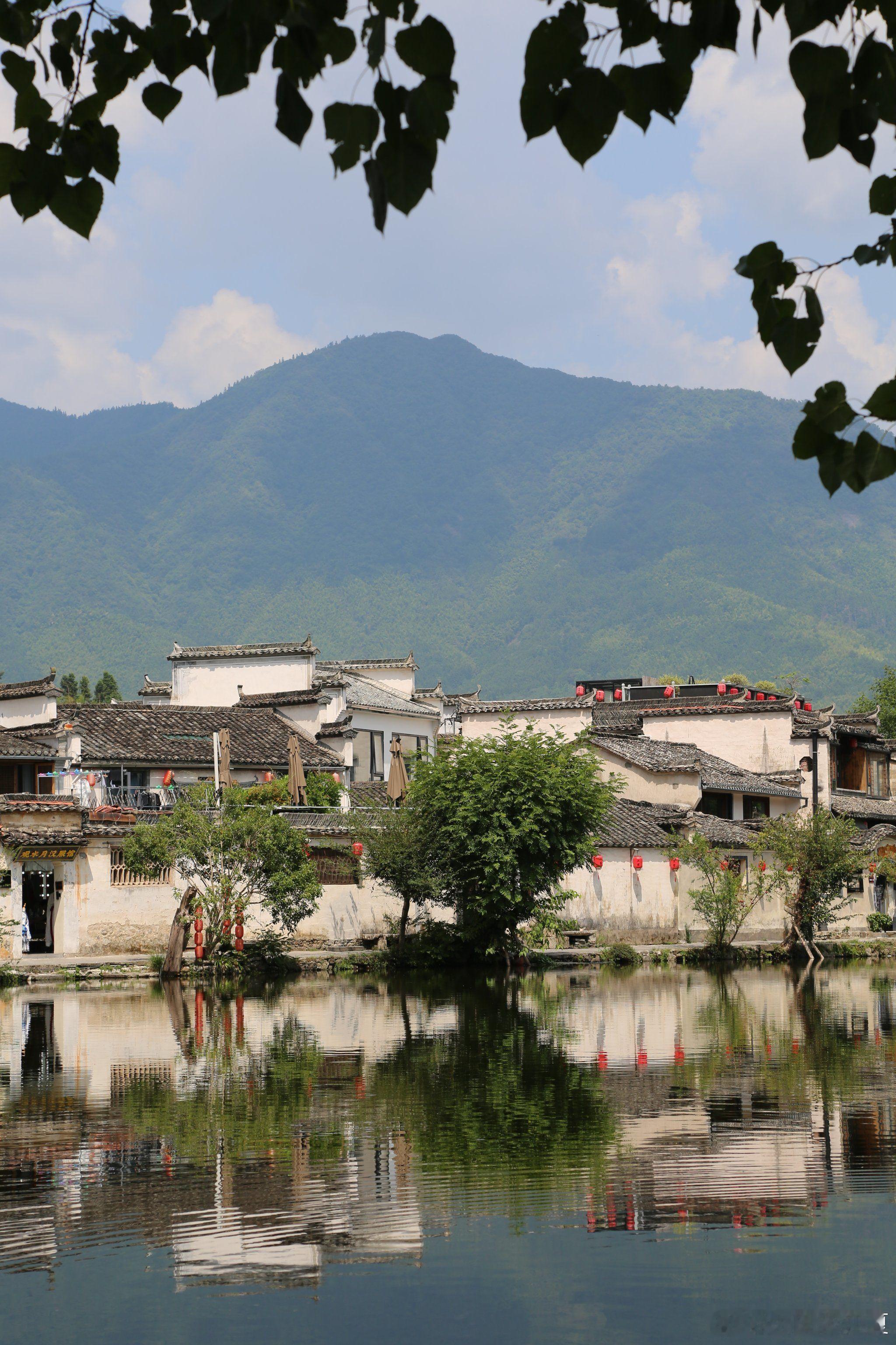 电视剧《家业》取景地宏村：青瓦白墙倒映在南湖湖面，月沼边的石板路还留着百年烟火，