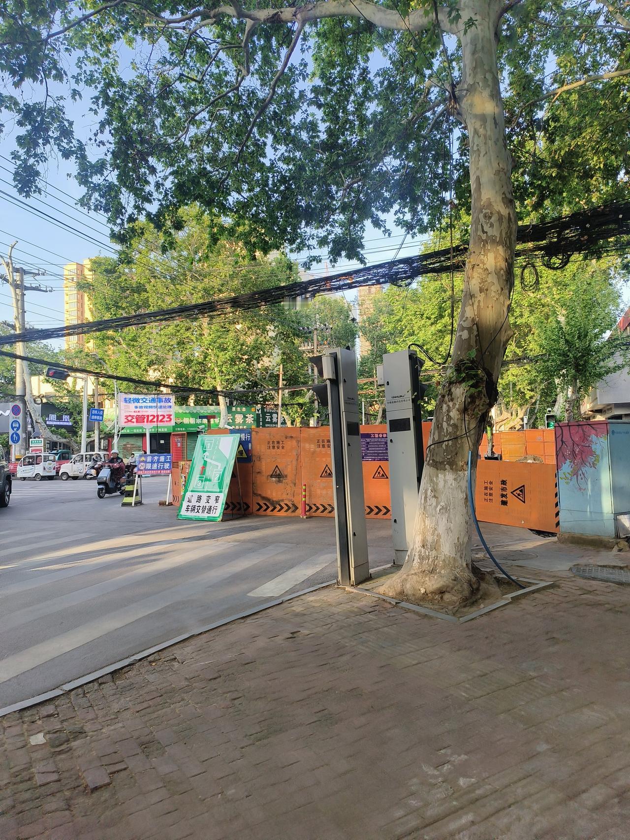 田家庵淮舜路还在围挡，造成很多公交线路改道，从淮滨路到青年路之间的淮舜路，是田家