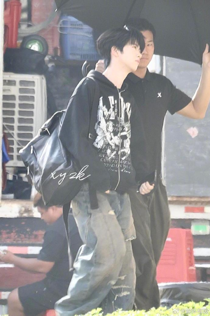 张函瑞演我上早八谁的早八状态被张函瑞精准复刻？闭着眼睛梦游式走路，困到灵魂出窍也