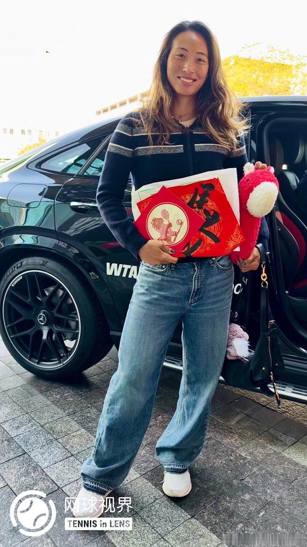 在酒店领证件时正好遇到郑钦文与团队要离开去机场。小郑手里抱着球迷送的一只小红马，