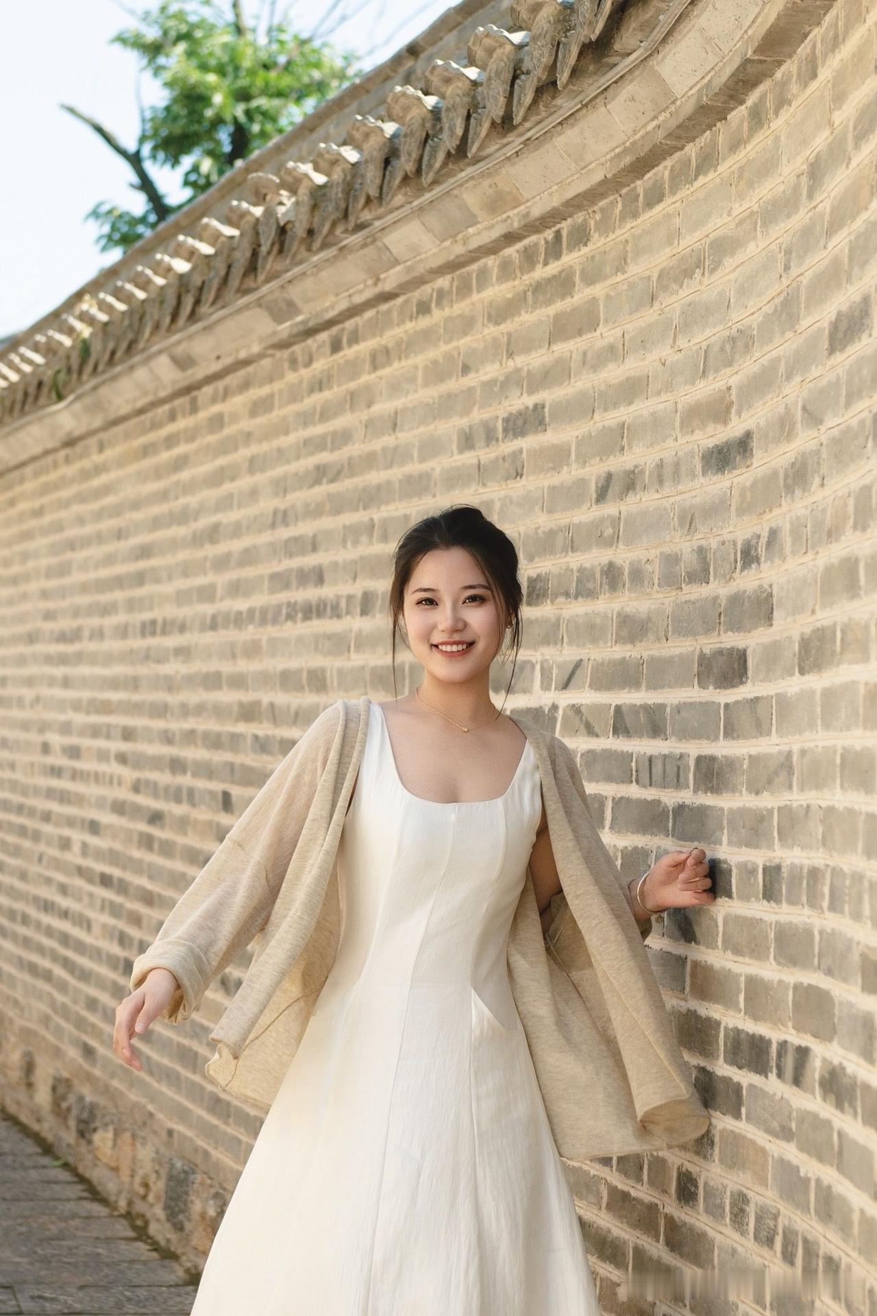 女孩子怎么穿搭既时尚又好看? 古风少女 在古朴的砖墙前，浅笑嫣然，仿佛时光倒流。