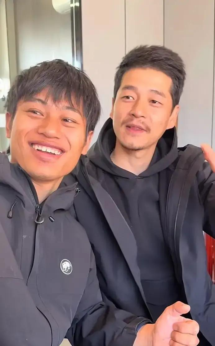 看到林北和文车车那张赛前合影，我突然觉得这就叫“宿命论”的具象化。
 
一百号人