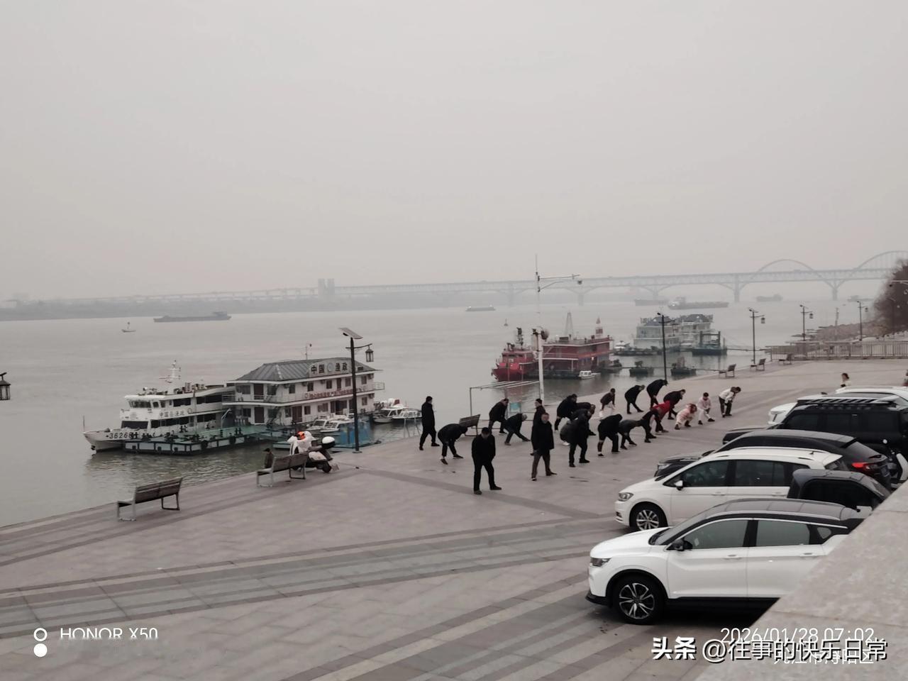 1月28日长江岸边晨练冬泳