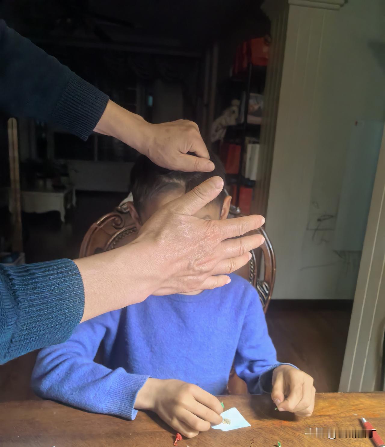 孩子他爹怒吼：“你说你到底写不写！？” 小宝泰山崩于前自岿然不动，继续抠摸手里的