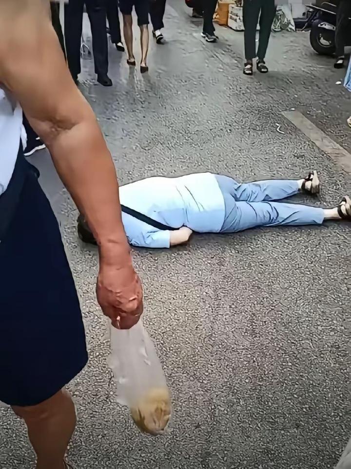 直到他死，药丸还握在手里。

他心脏病突发摔倒，手里揣着一颗药，身体发抖失去控制