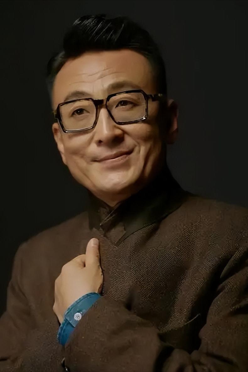 主持人窦文涛说，我就一个俗人，也喜欢看打小三的视频，虽然我也不是太推崇这种做法，