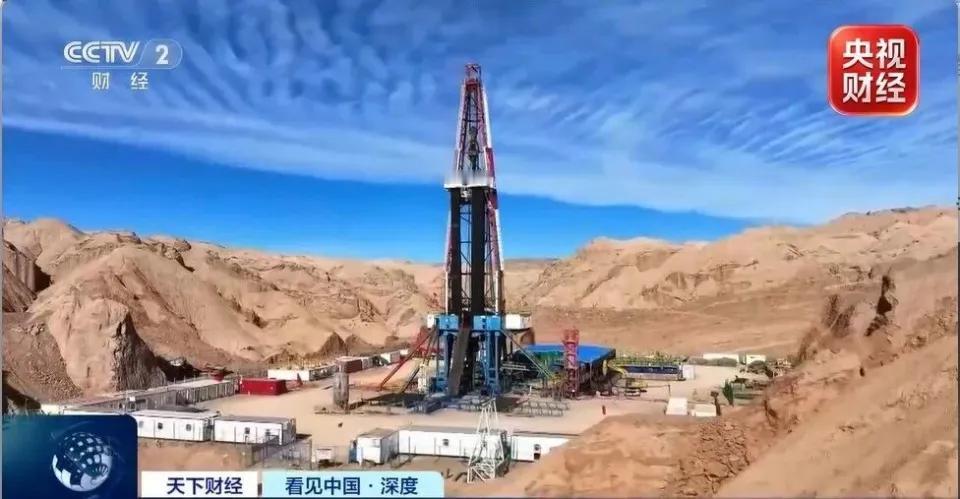 好消息！中国在塔克拉玛干挖了个8千米“大坑”，国家战略基石更稳了。

在塔克拉玛