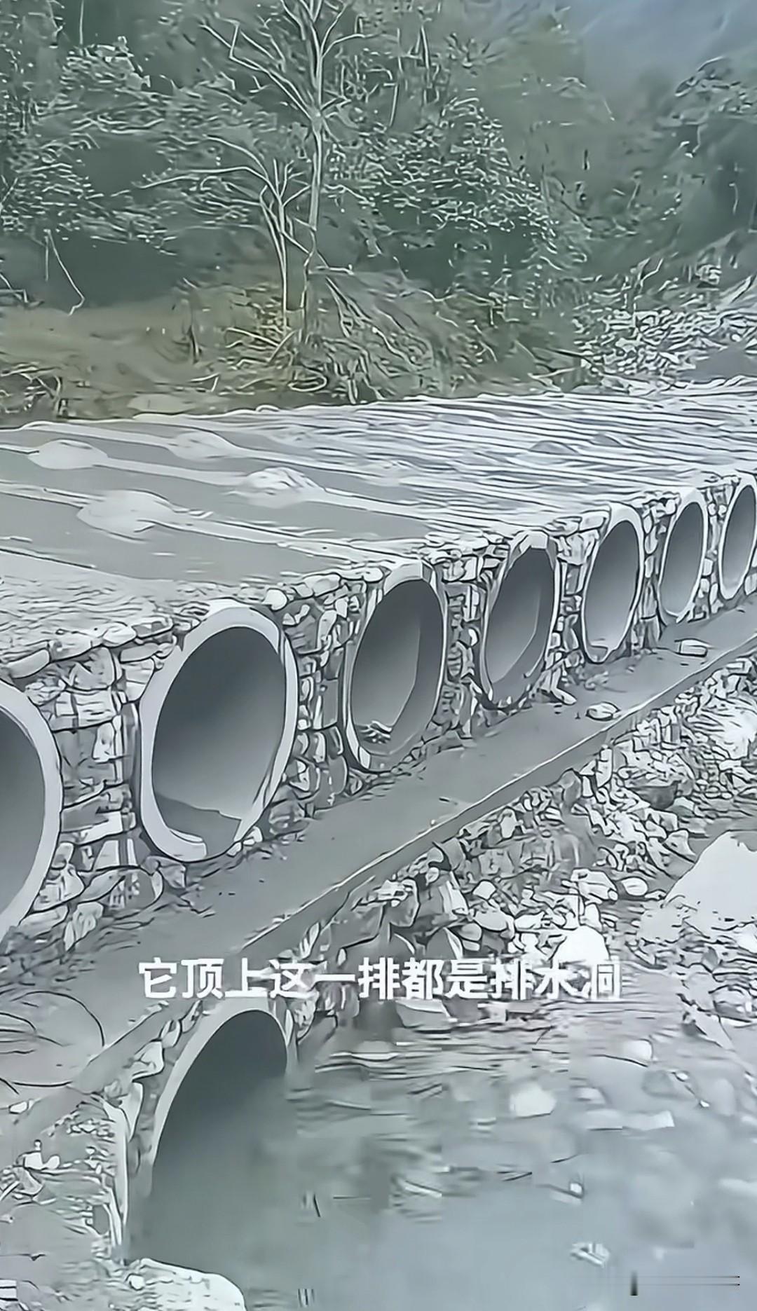 我觉得农村很多小河道修这种桥挺好的，平时枯水期就一两个孔流水，雨季来了也不怕，我