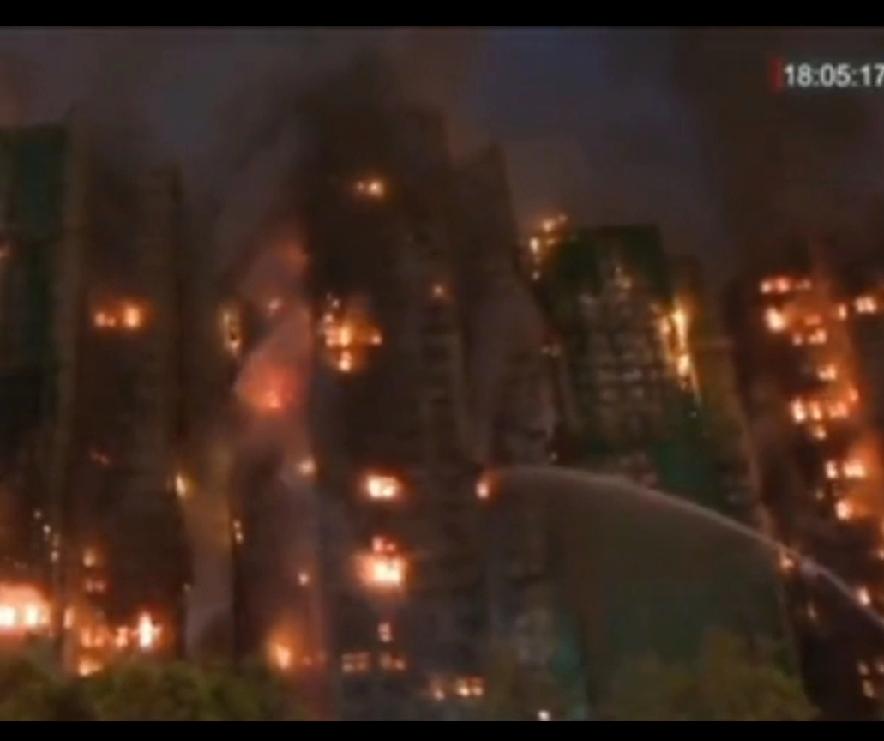 11月4日，香港大埔发生山火，燃烧超10小时，火光照亮夜空。同一日，九龙亦有一栋