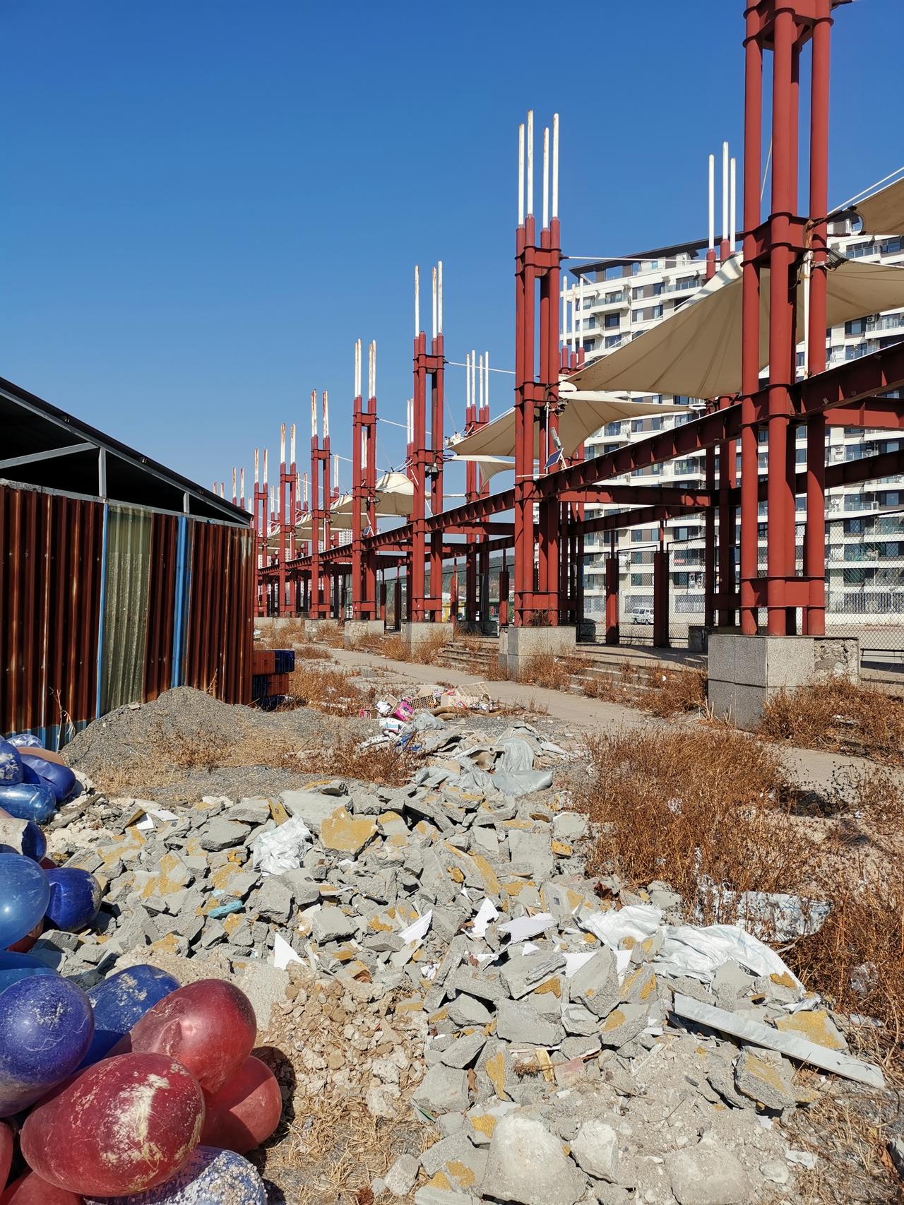 春节去旅顺世界和平公园游览，看到园内雕像、设施等不少地方都需要及时维护，希望能好