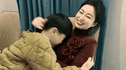 妈妈溺爱调皮儿子好吗都说女儿是妈妈的小棉袄，可这儿子也不次于女儿，儿子在妈妈怀里